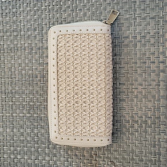 Steve Madden Wallet White Wovern Zip Around Wallet  Very Clean - Picture 1 of 11